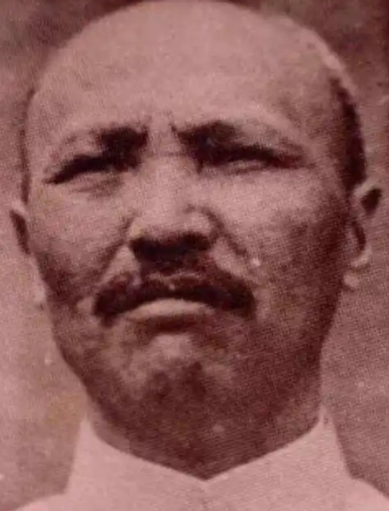 中原大战中，张钫去劝降孙殿英，遭到扣押还被勒索五十万赎金。蒋介石派妻侄毛邦初驾飞