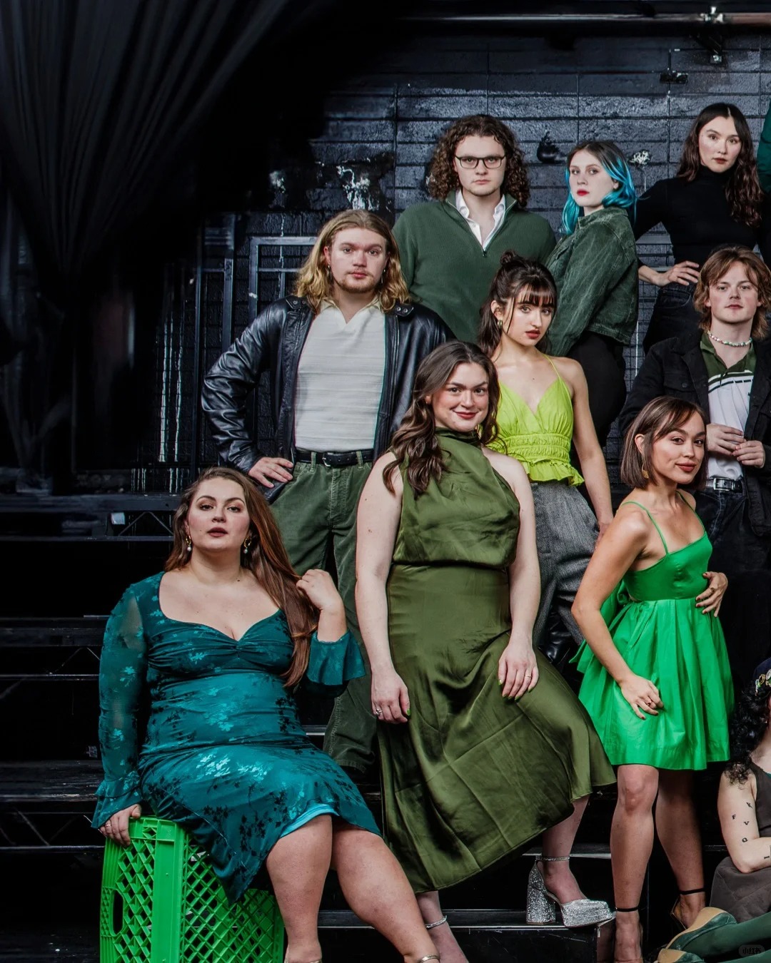 慢慢向左滑你就会得到…
加州艺术学院2024届表演系的大合照💚💚

好快呀，