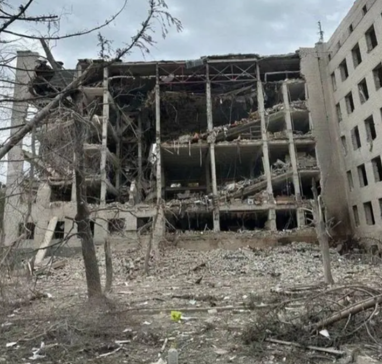 北约吃大亏了！俄军突然空袭波尔塔瓦军事通信学院，数百人伤亡，大量来自北约的军事人