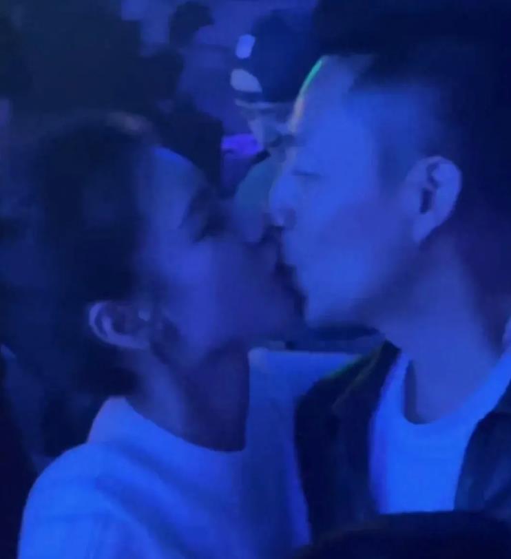  
马筱梅看汪小菲的眼神充满爱意，汪小菲现在终于活出自我了。遇到对的人了！
 