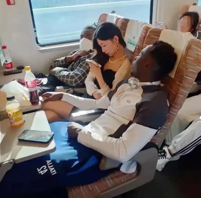 图片的这个妹子，真的很淡定。还在用心的玩手机，她是丝毫没感受到周围的危险啊！