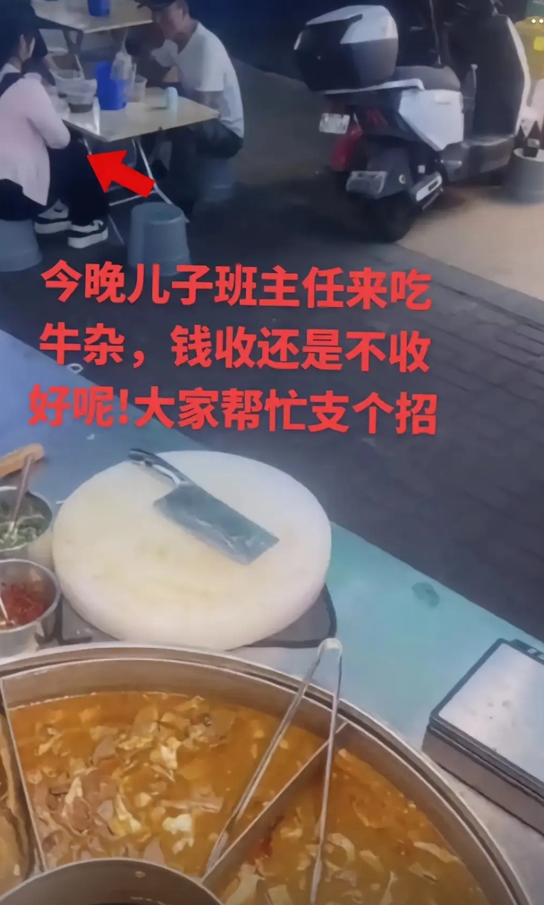 过去跟他说：吃的姿势不对，握筷子姿势也不对，没见过这么笨的顾客，叫家长来