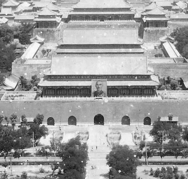 天安门曾挂过12个人的画像，毛主席不是第一个，最后一个是外国人。
你知道近代以来