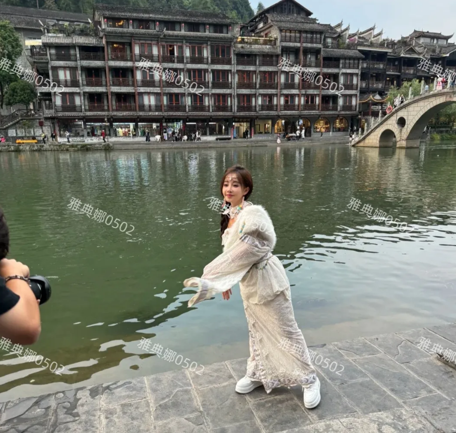 凤凰古城偶遇冯提莫，本人有点儿幻灭，太矮了穿了增高鞋都没有1米5，超小一只。