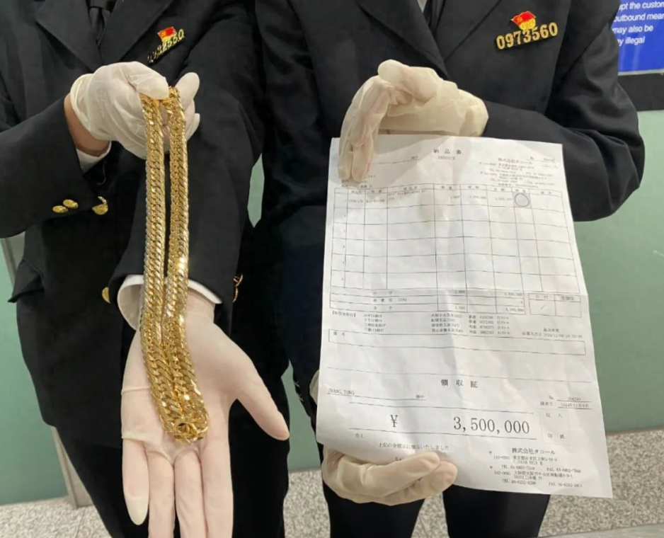 大连，一旅客携带一件重量300克，价值16万元的大金链子经过海关，因没有申报被海