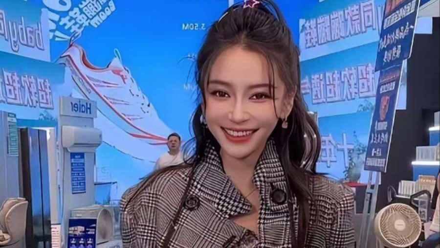 这次，杨颖藏了多年的“体面”，被拍的平价广告撕了个稀碎