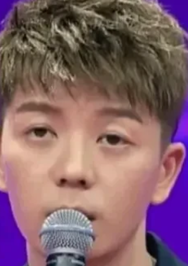 有一次，记者采访王栎鑫:你身边红了的朋友有几个？王栎鑫说:就一个薛之谦！记者反问
