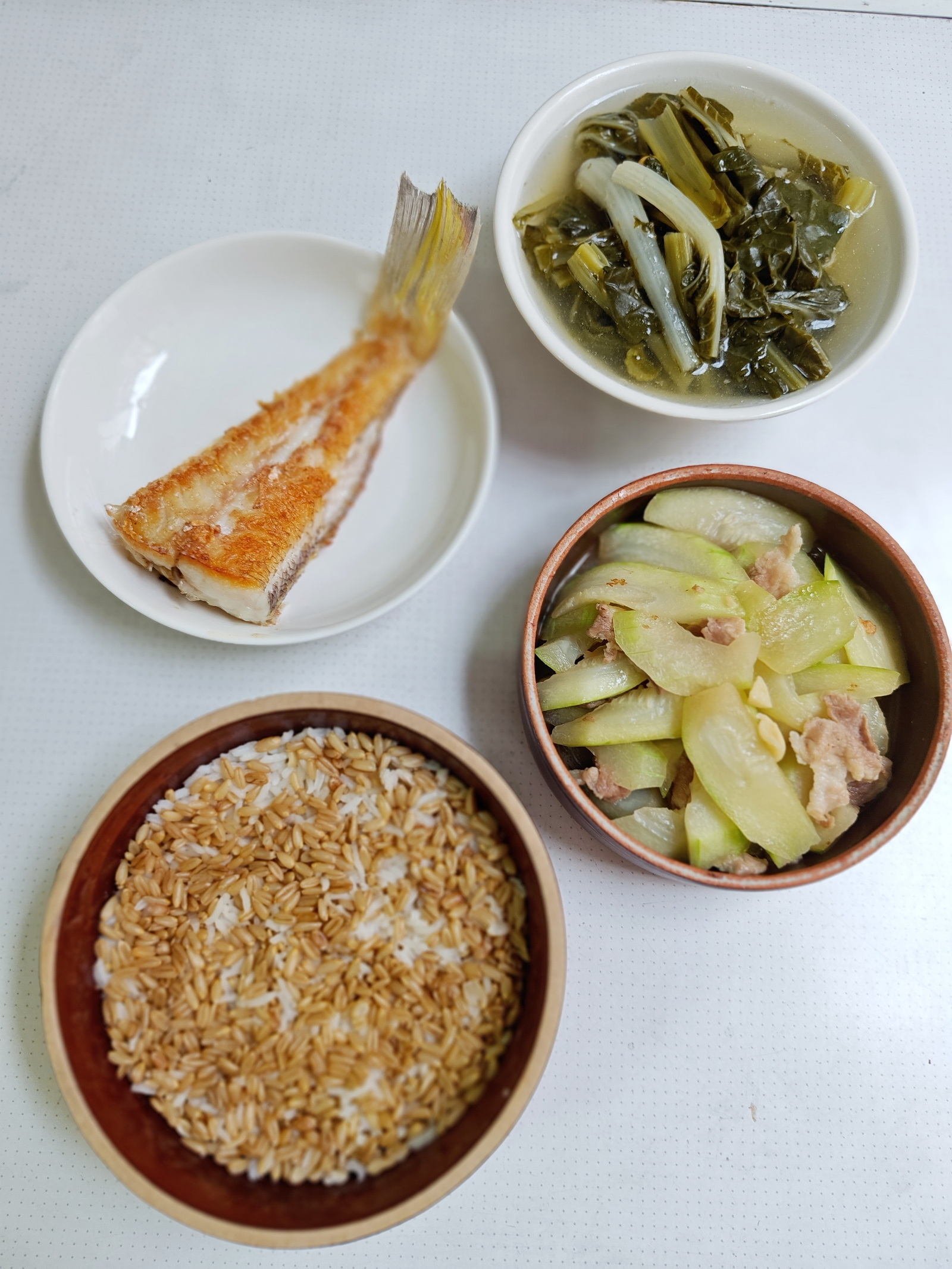 晚餐，干煎金马头鱼尾，猪肉炒小节瓜，杂菜煲，燕麦饭。

八两规格的金马头鱼（斑鳍