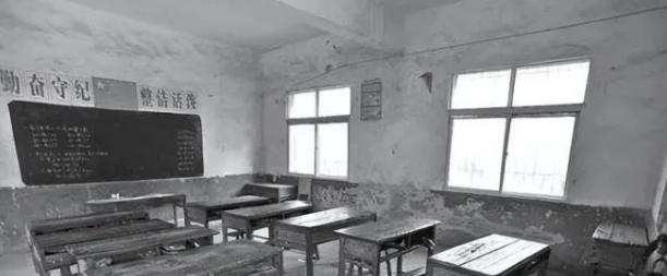 1981年，内蒙一男生考上大学，女老师花半月工资，给他买棉鞋。26年后，老师过6