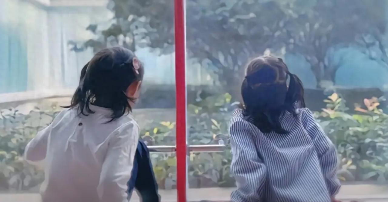 张杰夫妇香港为双胞胎女儿庆7岁生日，谢娜搂着女儿拍照，好幸福！这消息一出，好多人