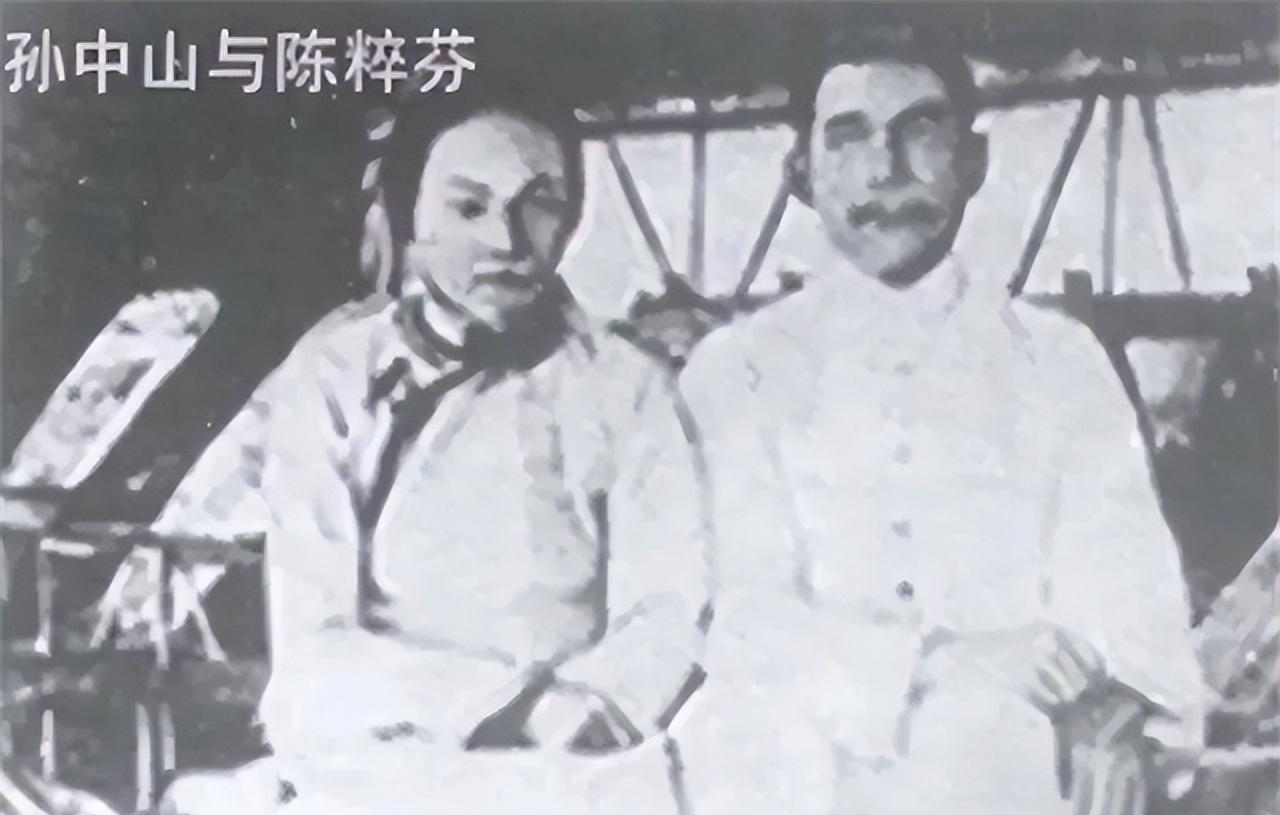 1925年，孙中山临终前，牵着宋庆龄手说：“我要睡地上。”
这事儿吧，直到两年后
