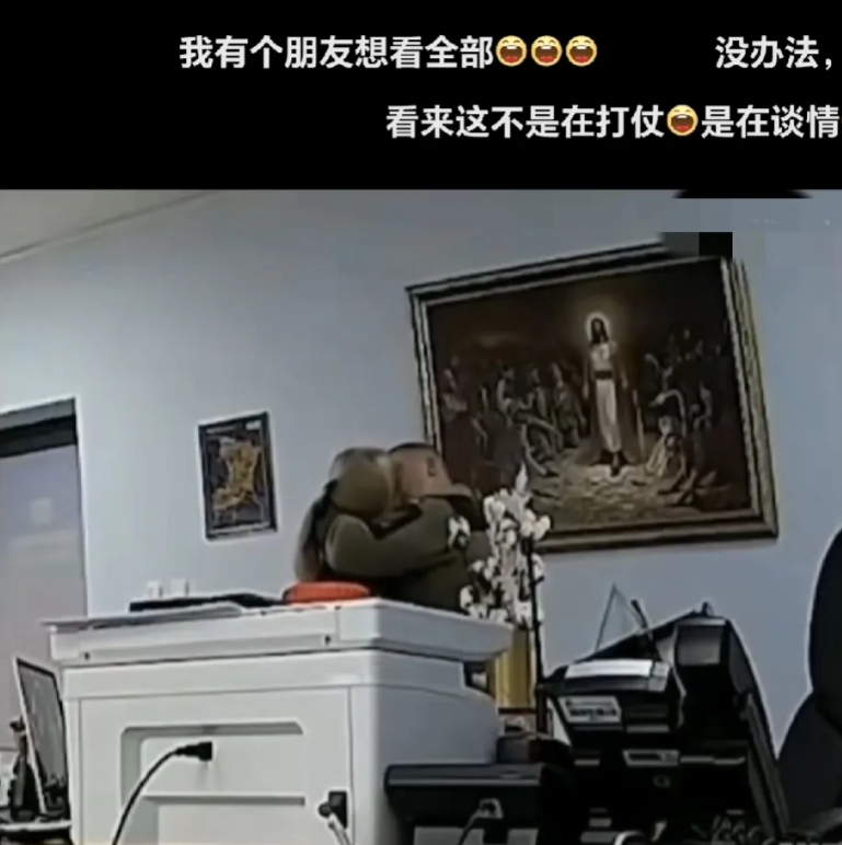 乌克兰征兵办公室爱之火熊熊燃烧！

在乌克兰后方，隐藏摄像头拍到乌克兰军官在办公