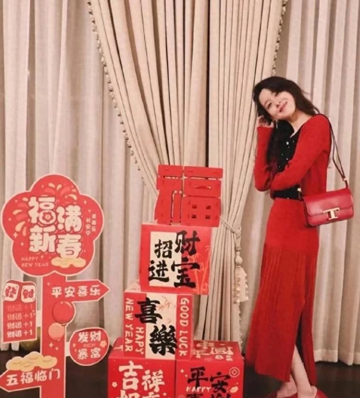 章泽天更新 ins 啦，这次她可太惊艳了！


新年氛围拉满，她一身红色 loo