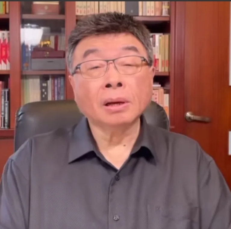 小s邻居邱毅谈大s去世后，具俊晔和汪小菲的反应。来我们先看视频，看完了，我觉得吧