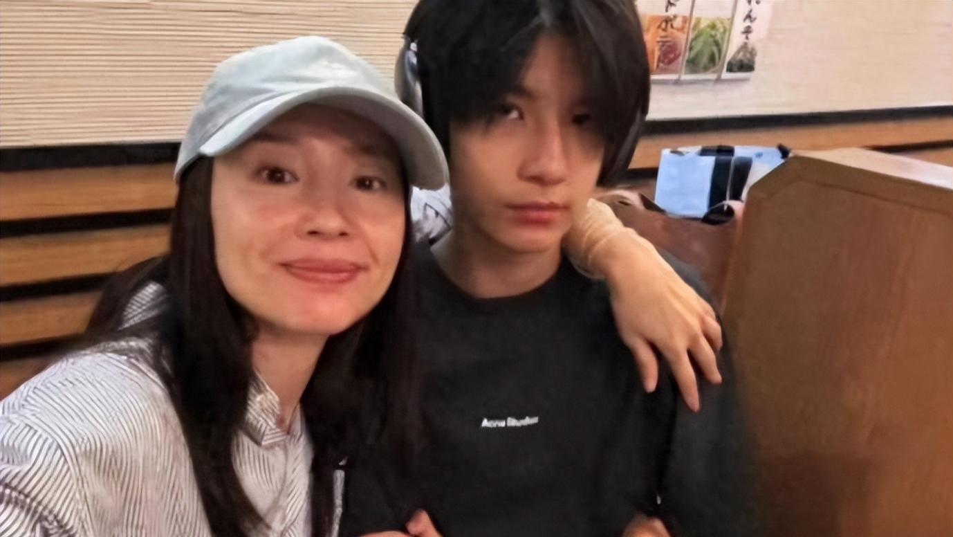 董洁谈到儿子崩溃！曝顶顶进入青春期厌学，感慨为儿子失去了自我