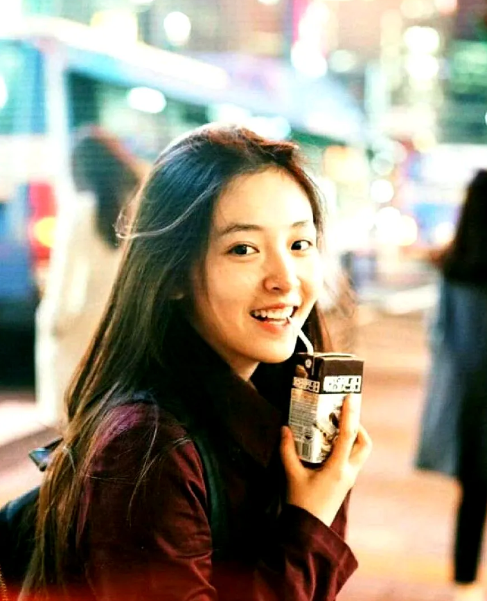 女孩子真的不能恋爱脑。
吴倩多漂亮的一个女孩子啊。
当初在唐嫣版的何以笙箫默中演