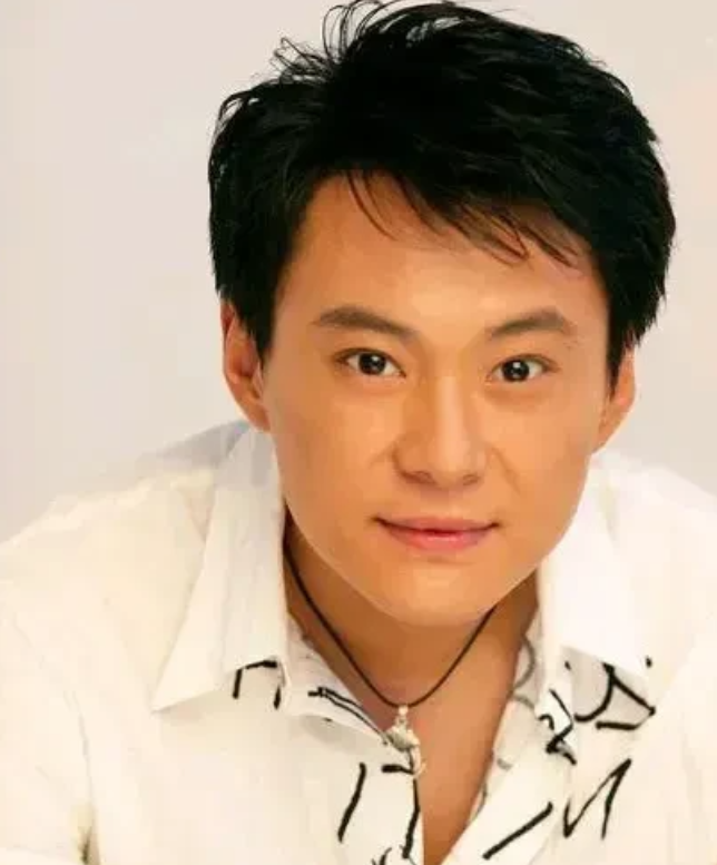 王斑一家三口简介
王斑，53岁，1971年出生
身高182cm，当过演员队副队长