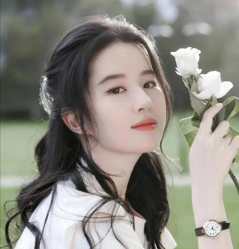#刘亦菲在《玫瑰的故事》中演技如何#刘亦菲在《玫瑰的故事》中的演技非常出色。
她
