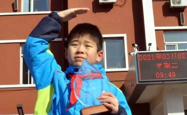 沈阳的一位小学生申璧函在街头捡到了一个装满现金的帆布包，令人惊讶的是，这其中竟有