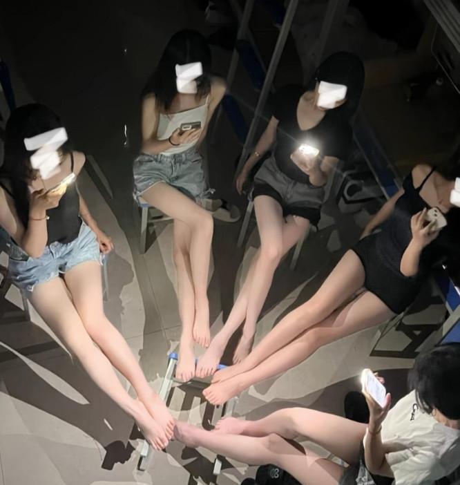 我们宿舍的五位女生，转瞬间已分道扬镳。有的已然嫁作人妇。