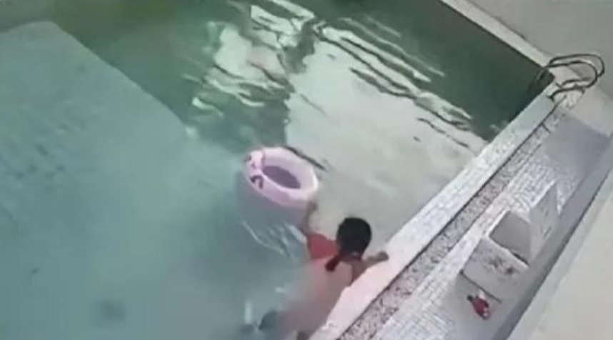 亲情在现实面前一文不值！4岁女儿不幸在民宿泳池中溺亡，女子责怪妹妹没看好，索赔9
