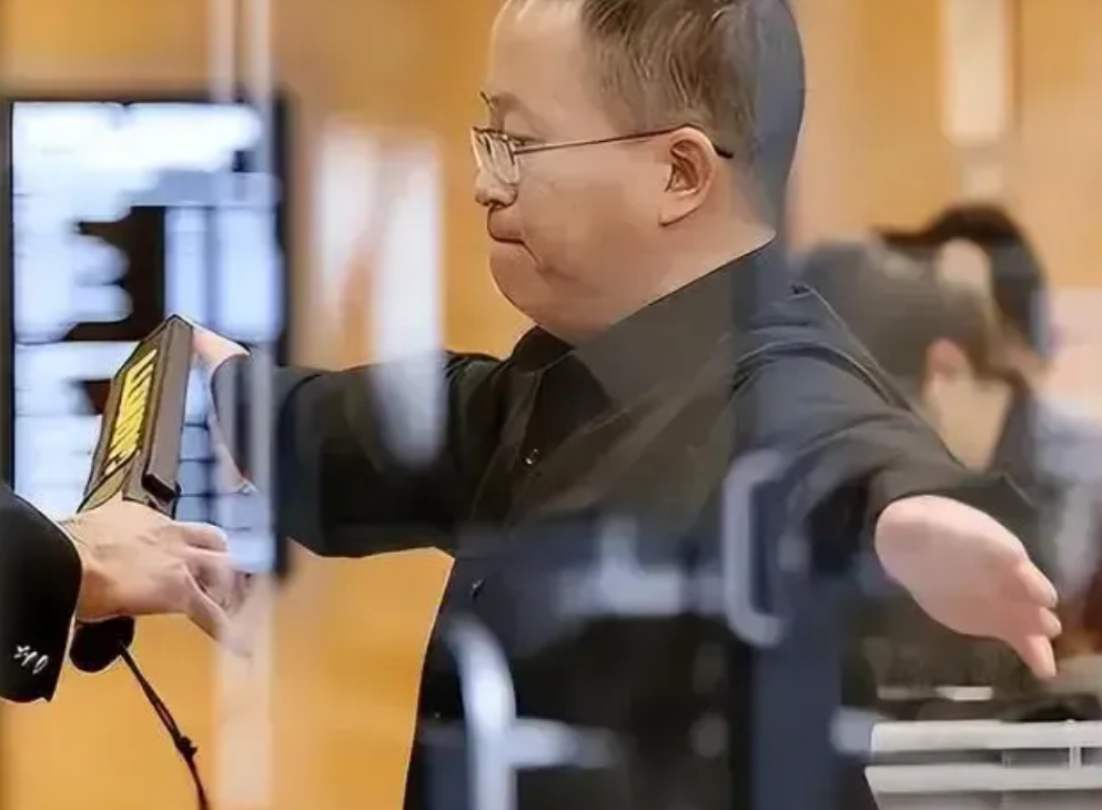 顶级芯片专家张浩在被美国陷害关押9年之后回国，其父感慨地说道，后悔让自己儿子做这