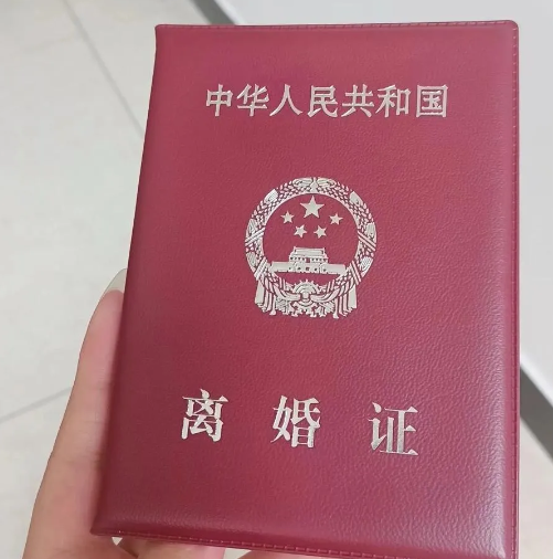 我离婚了，很和平，孩子房子车子归他，我什么也没要。现在心里真是平淡如水。
 
离