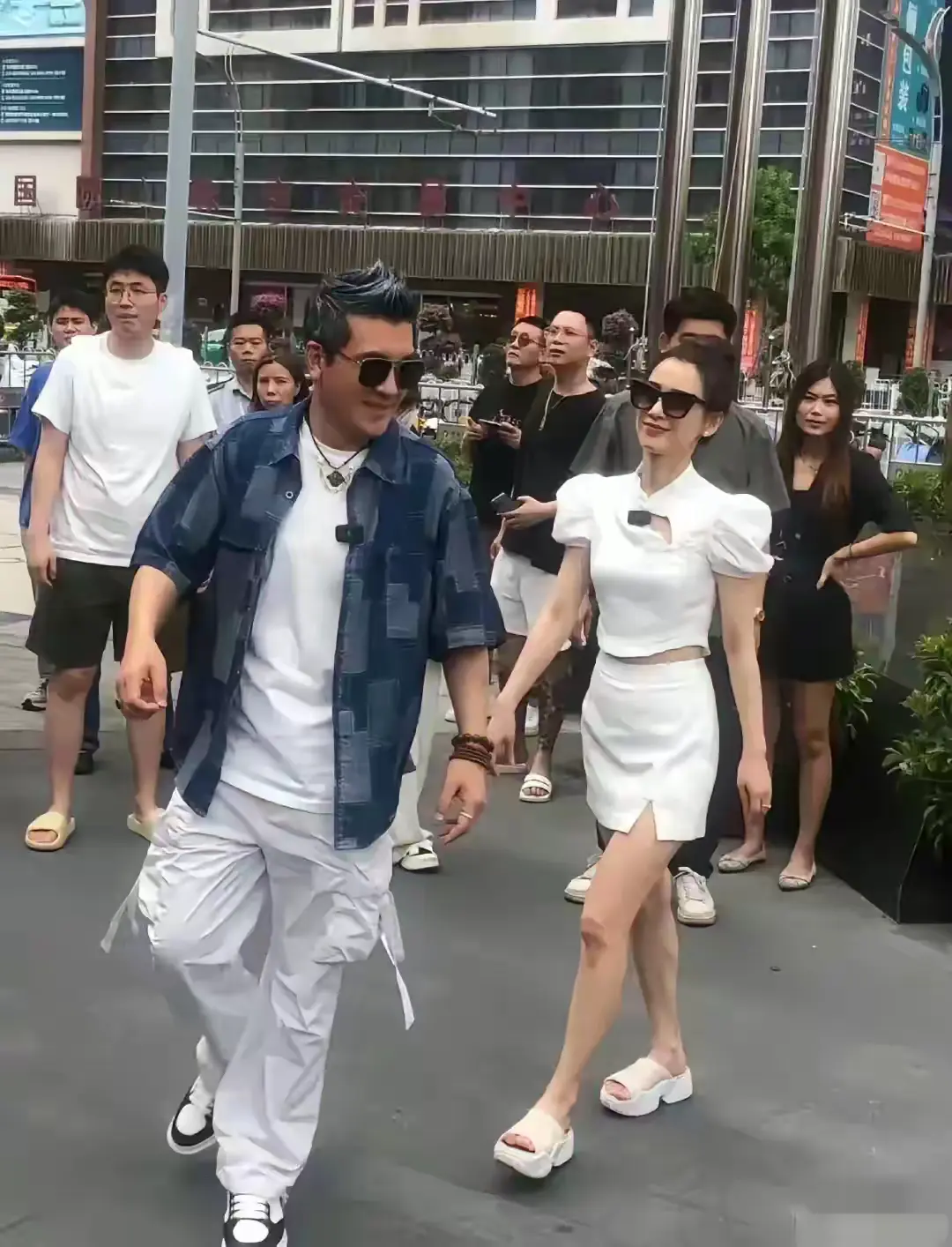 朱丹嫁给爱情， 黄圣依嫁给面包