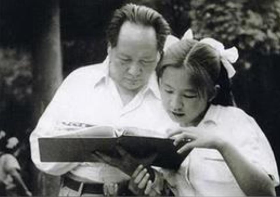 1976年毛主席与世长辞，人们为了纪念他，常常会前往毛主席纪念堂瞻仰他的遗容，而