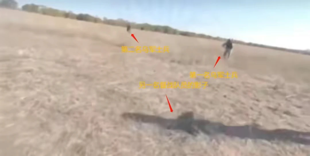 阿夫杰耶夫卡前线，面对俄军的炮火乌军伤亡惨重，两名乌军跳出战壕准备后撤保命。一名