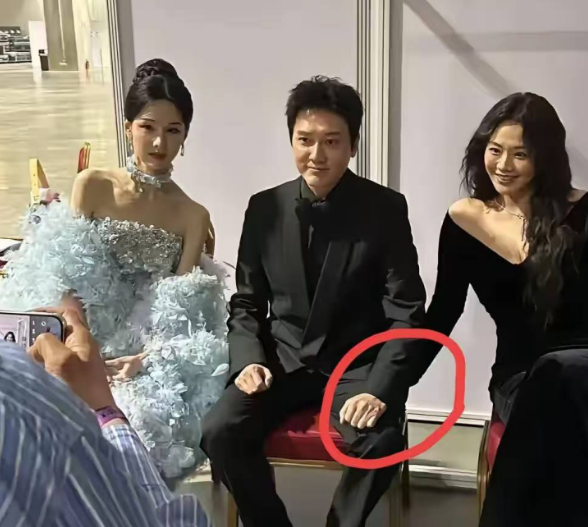 哈哈，难怪冯绍峰局促不安呢！