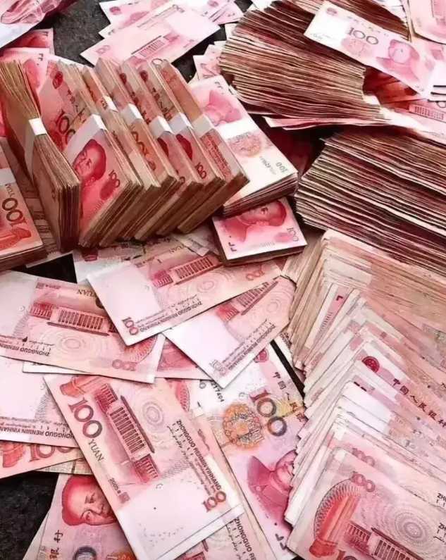 贪官把钱藏在哪里？有以下几个地方

1. 有的贪官把现金卷成卫生纸模样，放在厕所
