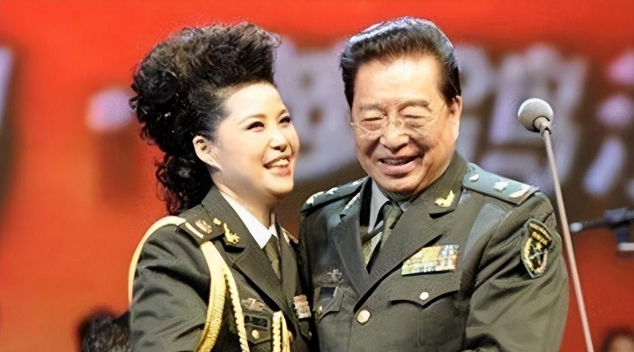 歌唱家李双江的家庭生活，就像一出让人唏嘘的戏。当年51岁的他，非要娶比自己小那么