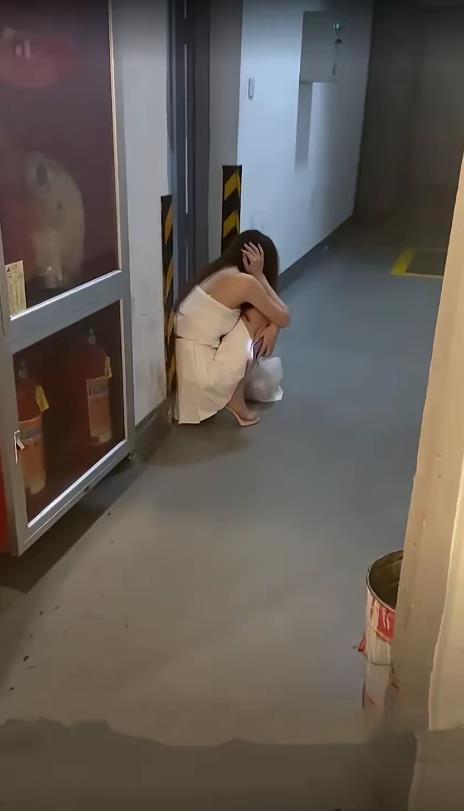 美女突然就情绪失控了，现在大家的压力都这么大吗