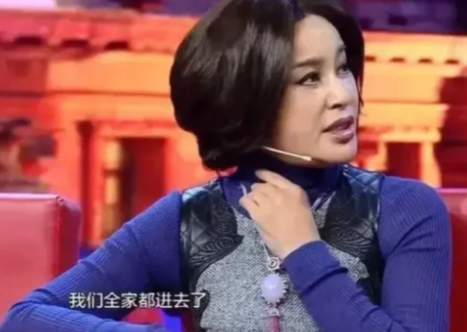 2002年，刘晓庆因偷税入狱，姜文托人给她送上一条丝巾，告诉她：“务必要坚持住！
