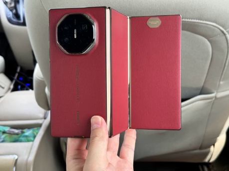 手里拿着华为三折叠，行走的9万块机场等飞机，和旁边旁边大哥聊起来，问为啥不买个平