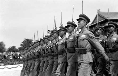 开国大典开天辟地，中华崛起顶天立地。