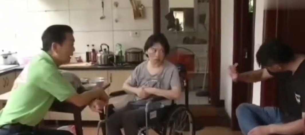 10年前，妻子给孩子喂奶时不慎晕倒，昏迷三个月后醒来瘫痪在床，男子带着她四处求医