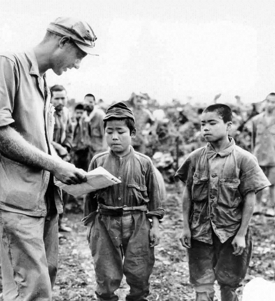 这是1945年，美军在冲绳战斗中，捕获两名日本娃娃兵，但这两个娃娃兵都说自己成年