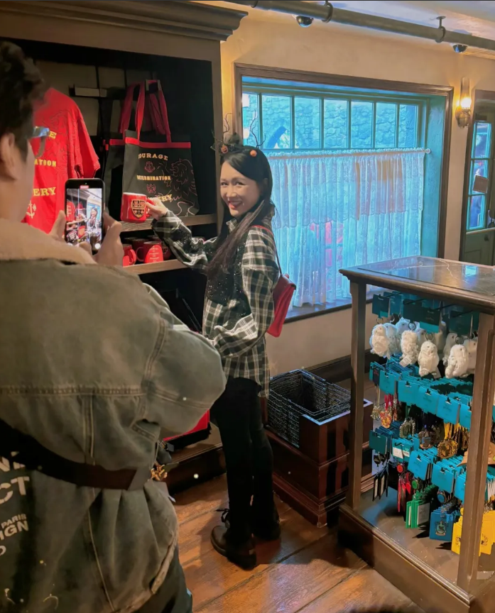 环球影城偶遇陈乔恩，45岁的她虽然看起来很年轻，但脸却有点儿僵，拍照的时候表情很