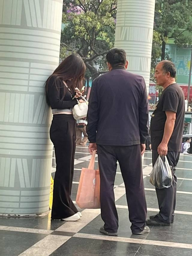 这是什么情况，感觉不是好人呀！
