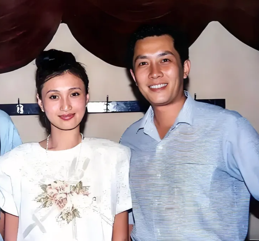 潇洒英俊的男士，是著名影星唐国强，他演技精湛，相貌出众。在七十年代末，他因主演电