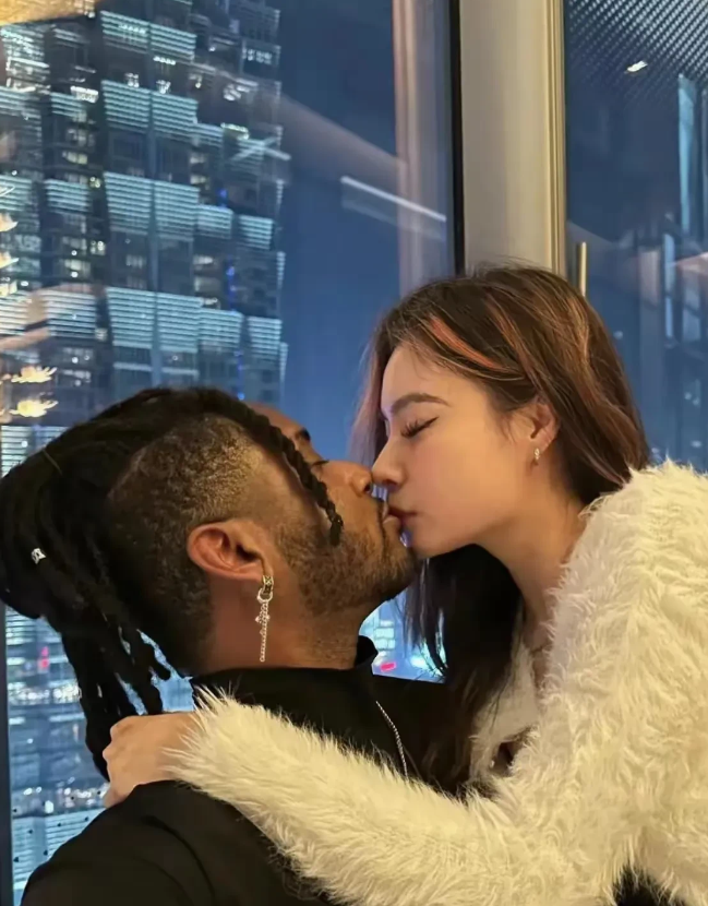 如今这个社会，出轨门是多了些，可你出轨也行，为什么要出轨个黑人呀！真恶心！