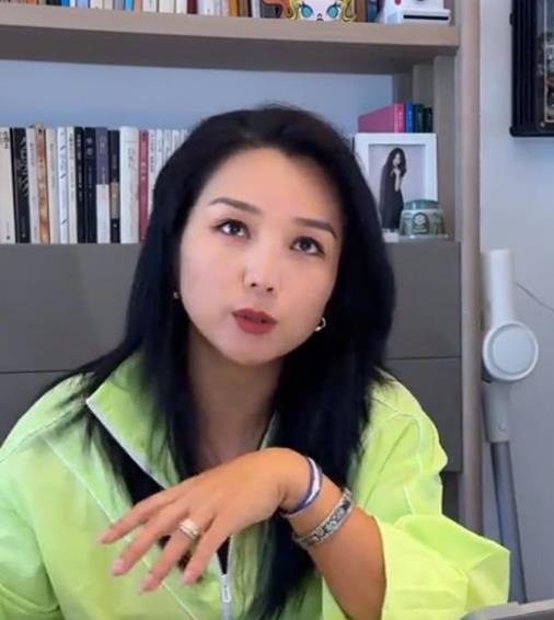 何洁作为超女出身的实力歌手，演艺路上备受瞩目。此前经历几段感情波折。如今，她结束