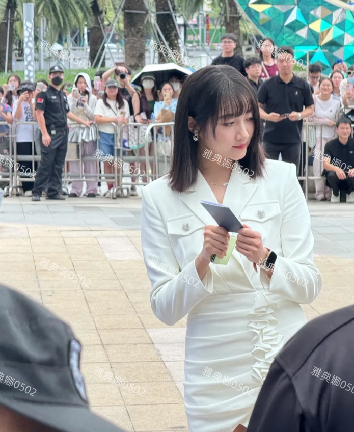 关晓彤个子很高脸也很小，就是给人感觉很大只不秀气，像个女装大佬。