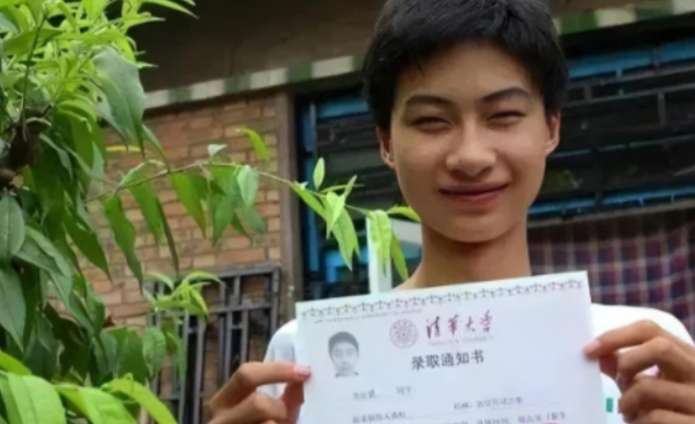 看哭了！2017年，河北一考生高考744分，清华校长亲自登门拜访，将录取通知书送