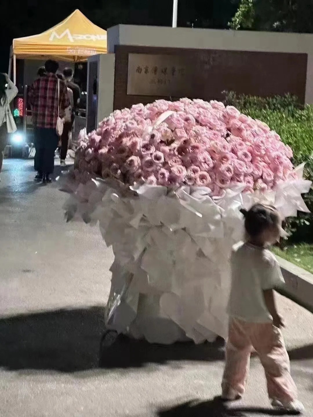 还得是南传！
还得是南传的有实力 三号门大门口 收花人应该是小姐姐 小姐姐把花分