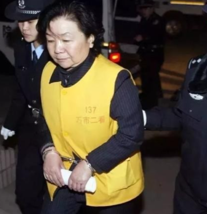 “不能接受！2008年，让30万个家庭失去希望，本被判为无期徒刑的三鹿集团董事长