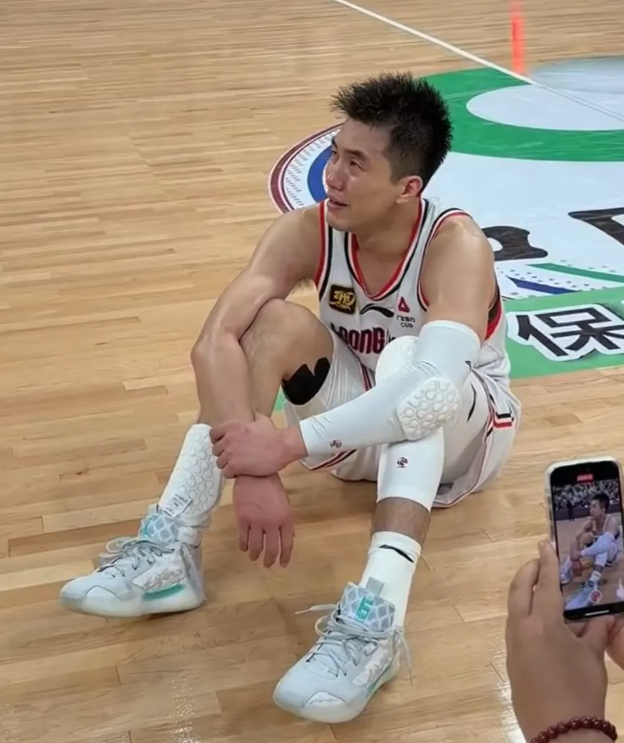 郭艾伦因为这个事情哭了！

1，第一，当时辽宁俱乐部的管理层告诉他不能继续打球的