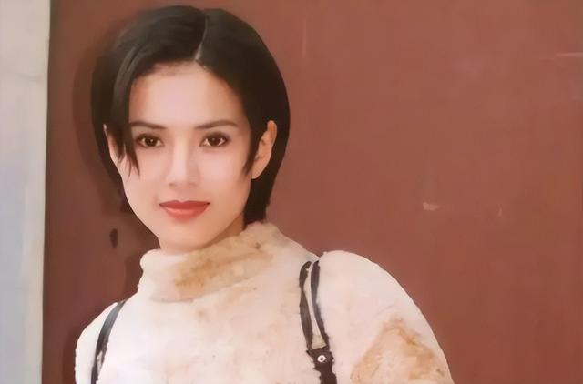 她一生不仅被老头“白睡”10年,还倒贴上亿,如今的下场令人惋惜(她一生所有的不幸)-第3张图片-九妖电影 她一生不仅被老头“白睡”10年,还倒贴上亿,如今的下场令人惋惜(她一生所有的不幸)-第3张图片-九妖电影